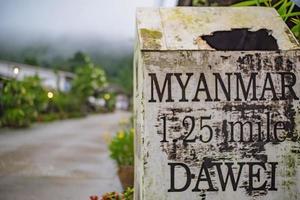 pietra miliare a partire dal etong villaggio per Myanmar a kanchanaburi thailandia.pilok il mio il vecchio il mio vicino il thai-myanmar confine foto