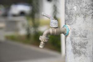 un vecchio arrugginito acqua rubinetto nel il parco foto