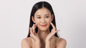 bella giovane donna asiatica con pelle fresca e pulita su sfondo bianco. foto