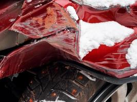 spiegazzato cappuccio di auto dopo inverno traffico incidente foto