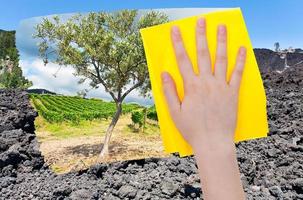 mano elimina lava su etna vulcano di giallo stoffa foto