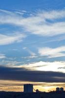 inverno Alba e blu cielo al di sopra di urbano Casa foto