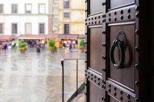 Visualizza su piazza nel Firenze città nel pioggia foto