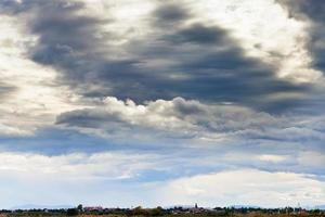 autunno sera Cloudscape al di sopra di rurale i campi foto