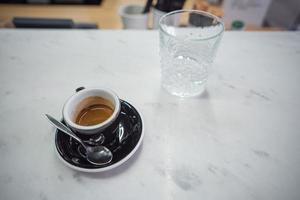 caffè boccale e un' bicchiere di acqua su un' tavolo foto