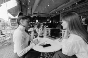 un' gruppo di donne amici nel un' bar Lavorando su un' progetto foto