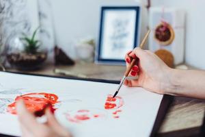 giovane donna pittura con acquerello vernici foto