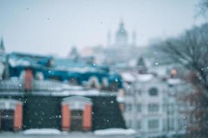 abbondante nevicata al di sopra di il città con il tetti foto