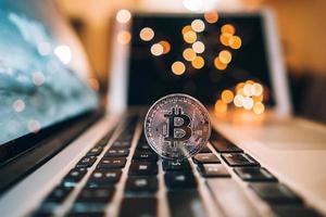 macro tiro di bitcoin monete su il computer portatile foto