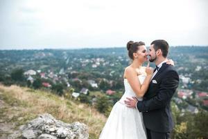 nozze coppia in posa per il telecamera foto