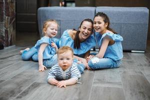 mamma, Due figlie e un' poco figlio su il pavimento foto