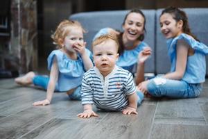 mamma, Due figlie e un' poco figlio su il pavimento foto