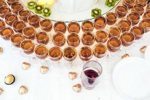 ricco buffet, whisky, Bourbon, Champagne, vino e frutta. foto