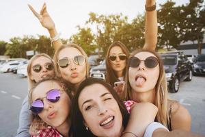 sei giovane bellissimo ragazze guardare a il telecamera e assunzione un' autoscatto foto