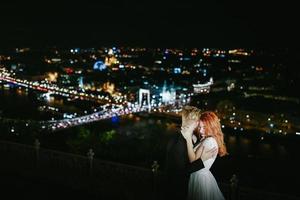 bello sposa e sposo su un' sfondo di budapest foto