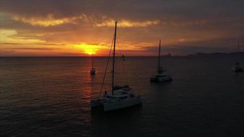 aereo Visualizza a partire dal fuco su Barche spedizione nel mare, tramonto foto