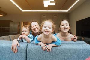 mamma, Due figlie e un' poco figlio su il divano foto