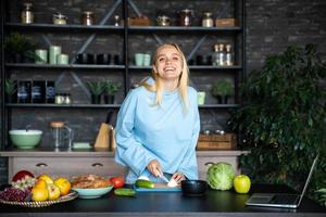 giovane donna cucinando nel il cucina. salutare cibo foto