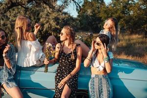 cinque ragazze avere divertimento nel il campagna foto