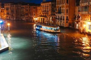 un' Visualizza di il canale a notte. Venezia, Italia foto