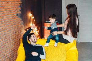 giovane famiglia avendo divertimento foto