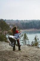 giovane bellissimo ragazza in posa su un' sfondo di lago foto