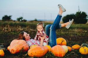 madre e figlia menzogna fra zucche foto