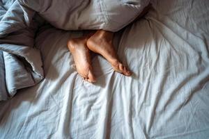 avvicinamento donna piedi solo nel bianca letto foto