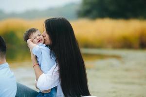 contento madre con sua giovane figlio foto