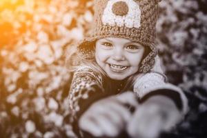 figlia Sorridi nel telecamera foto