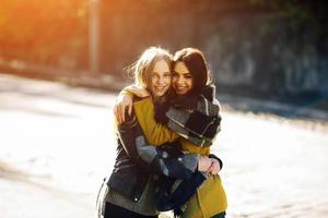 moda ragazze in posa su il strada foto