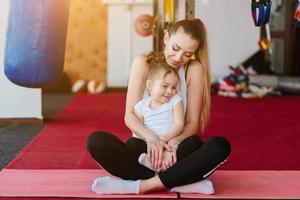 mamma e figlia insieme eseguire diverso esercizi foto