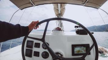 nave controllo pannello con timone ruota su il Capitano ponte foto