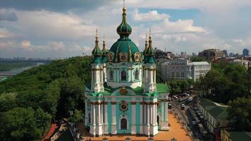 famoso kiev Ucraina st di andrea Chiesa . Visualizza a partire dal sopra. aereo video filmato. foto