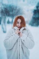 ritratto femmina modello al di fuori nel primo neve foto