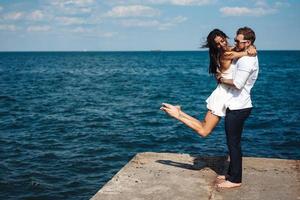 tipo e ragazza su il mare molo foto