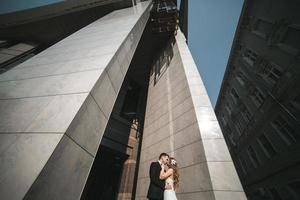 bellissimo sposa in posa contro il fondale di un' europeo città foto