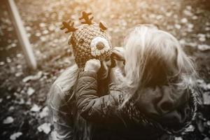 madre con figlia nel parco d'autunno foto