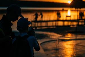 Due ragazzi su il fiume banca. foto