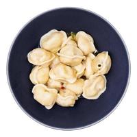 imburrato pelmeni nel nero ciotola isolato su bianca foto