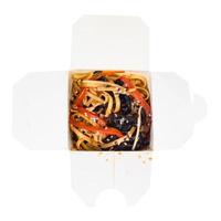 udon tagliatelle con verdure nel scatola isolato foto