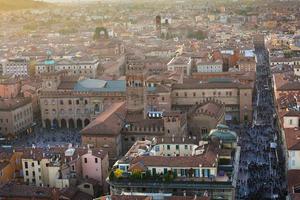 strada con persone e piazza maggiore nel bologna foto