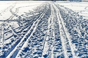 sciare sentieri nel nevoso campo nel inverno giorno foto