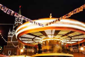 illuminato giostra su rosso piazza su Mosca foto