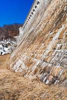 vecchio parete di acqua diga foto