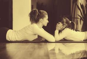 madre e figlia si divertono in palestra foto