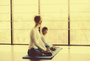 due ragazze di età diverse che fanno yoga foto