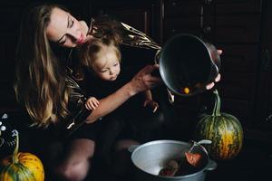 madre e figlia giocando insieme a casa foto