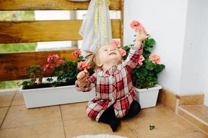 bambina che gioca sul balcone foto