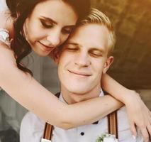 sposa pendente su il sposo foto